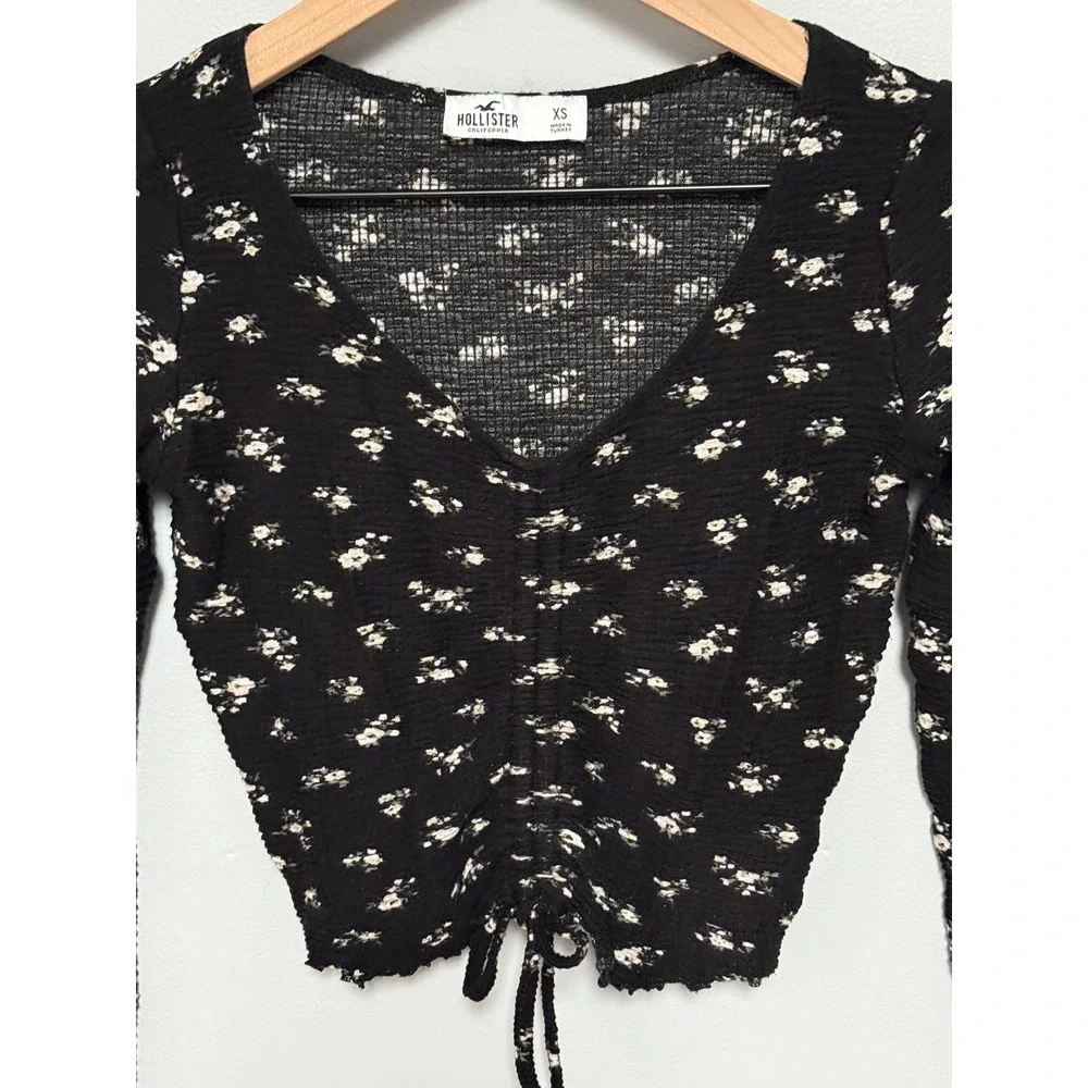 Hollister Women's Black Floral Textured Long Sleeve Cinched Front Crop Top Sz XS
